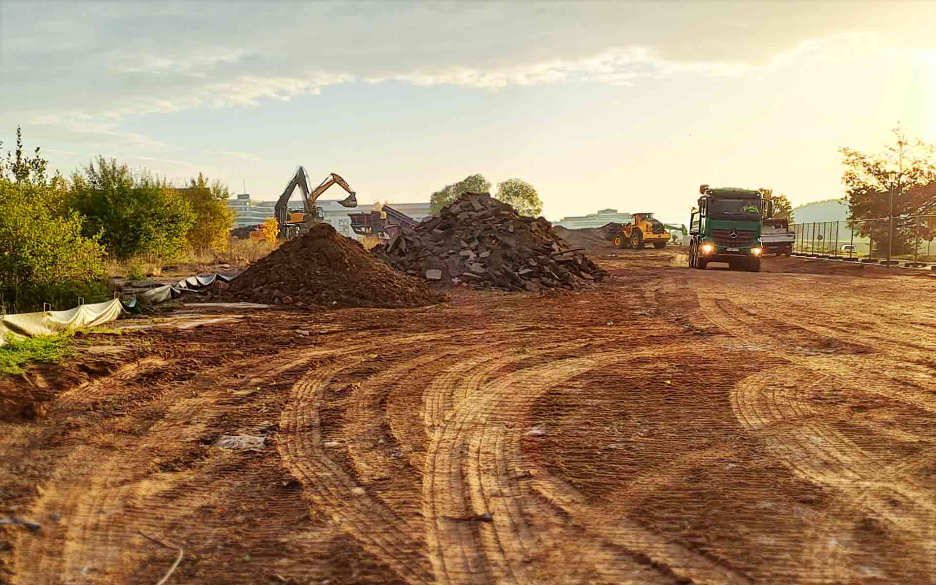 Erdarbeiten mit Laster und Bagger (Photo: GEOsens)